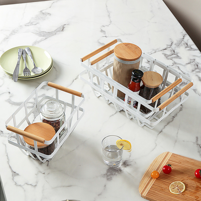 comprar Casa Cozinha Decorativa Cesto de armazenamento de fio de metal branco com alça de madeira Fabricação em linha